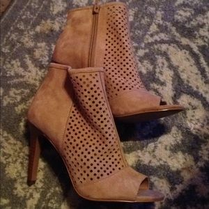 Audrey Brooke Suede booties.sz:6